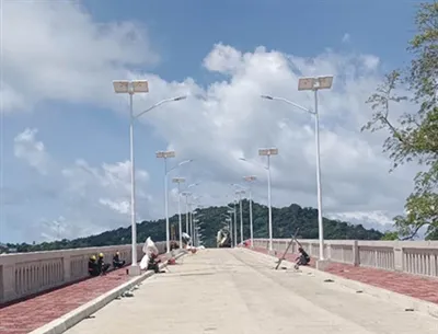 Lampu Jalan Solar Split 100W Dengan Bateri Litium di Asia